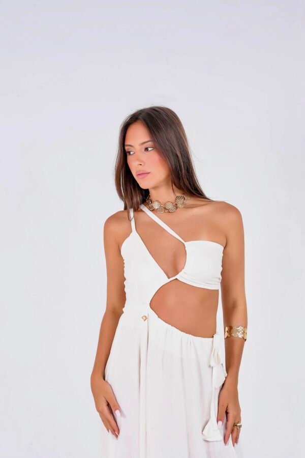 vestido assimétrico em viscolinho é a escolha perfeita para quem busca aliar conforto e estilo em um único look. Com uma parte superior ajustável, ele proporciona um caimento impecável, adaptando-se ao corpo de maneira leve e sofisticada. A saia conta com uma fenda sutil que adiciona um toque de elegância discreta, enquanto a parte de baixo também é regulável, garantindo liberdade de movimento e um ajuste personalizado. Ideal para quem valoriza praticidade sem abrir mão do charme, esse vestido é a opção perfeita para dias mais quentes, onde a leveza e o estilo se encontram.