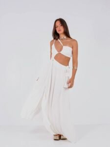 Vestido assimétrico em viscolinho é a escolha perfeita para quem busca aliar conforto e estilo em um único look. Com uma parte superior ajustável, ele proporciona um caimento impecável, adaptando-se ao corpo de maneira leve e sofisticada. A saia conta com uma fenda sutil que adiciona um toque de elegância discreta, enquanto a parte de baixo também é regulável, garantindo liberdade de movimento e um ajuste personalizado. Ideal para quem valoriza praticidade sem abrir mão do charme, esse vestido é a opção perfeita para dias mais quentes, onde a leveza e o estilo se encontram.