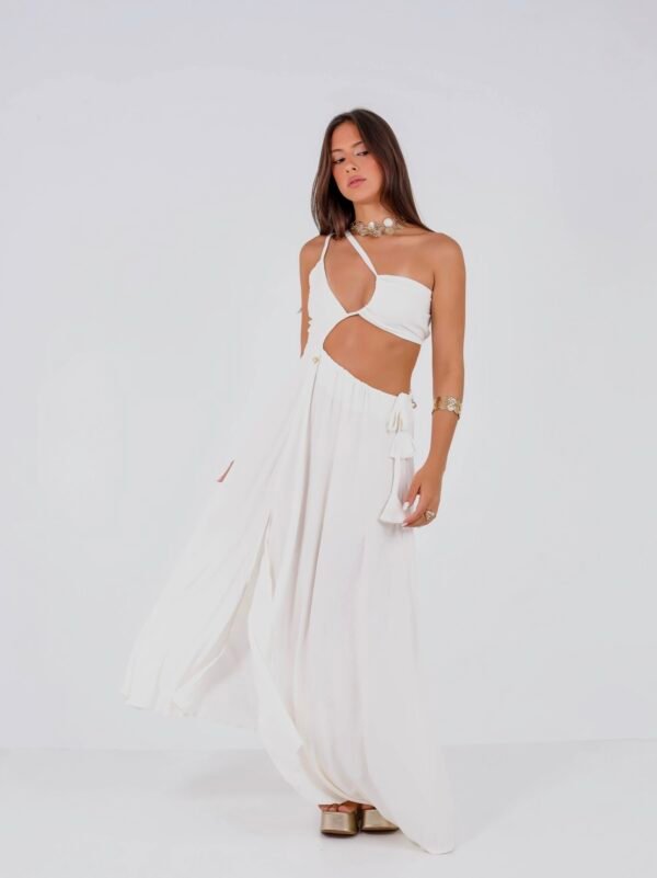 Vestido assimétrico em viscolinho é a escolha perfeita para quem busca aliar conforto e estilo em um único look. Com uma parte superior ajustável, ele proporciona um caimento impecável, adaptando-se ao corpo de maneira leve e sofisticada. A saia conta com uma fenda sutil que adiciona um toque de elegância discreta, enquanto a parte de baixo também é regulável, garantindo liberdade de movimento e um ajuste personalizado. Ideal para quem valoriza praticidade sem abrir mão do charme, esse vestido é a opção perfeita para dias mais quentes, onde a leveza e o estilo se encontram.